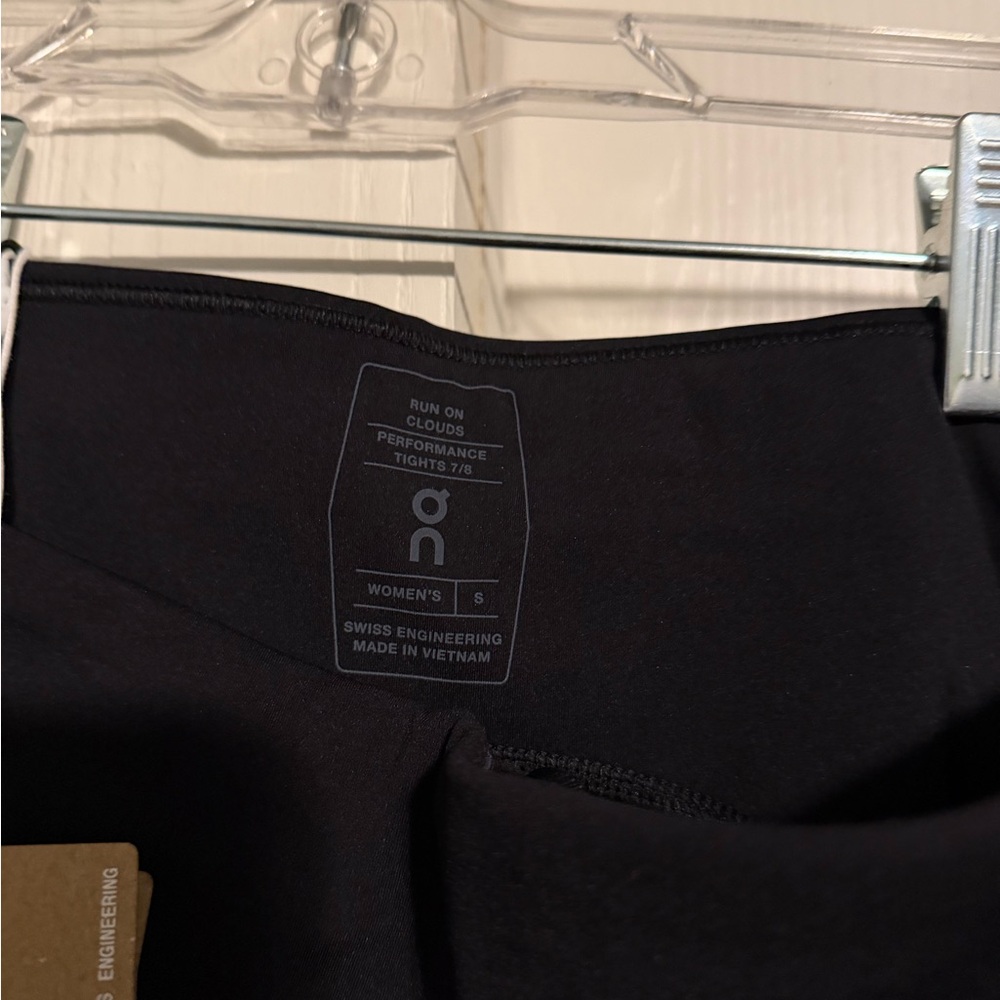 On Running Black Performance calf leggings - Picture 3 of 5